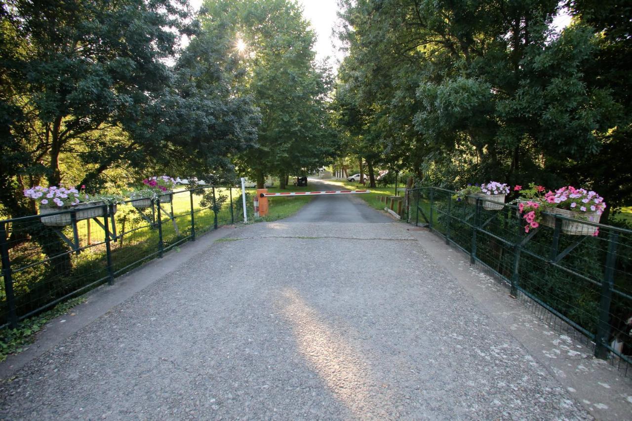 Camping L'Ilot Du Chail Sansais Exterior photo