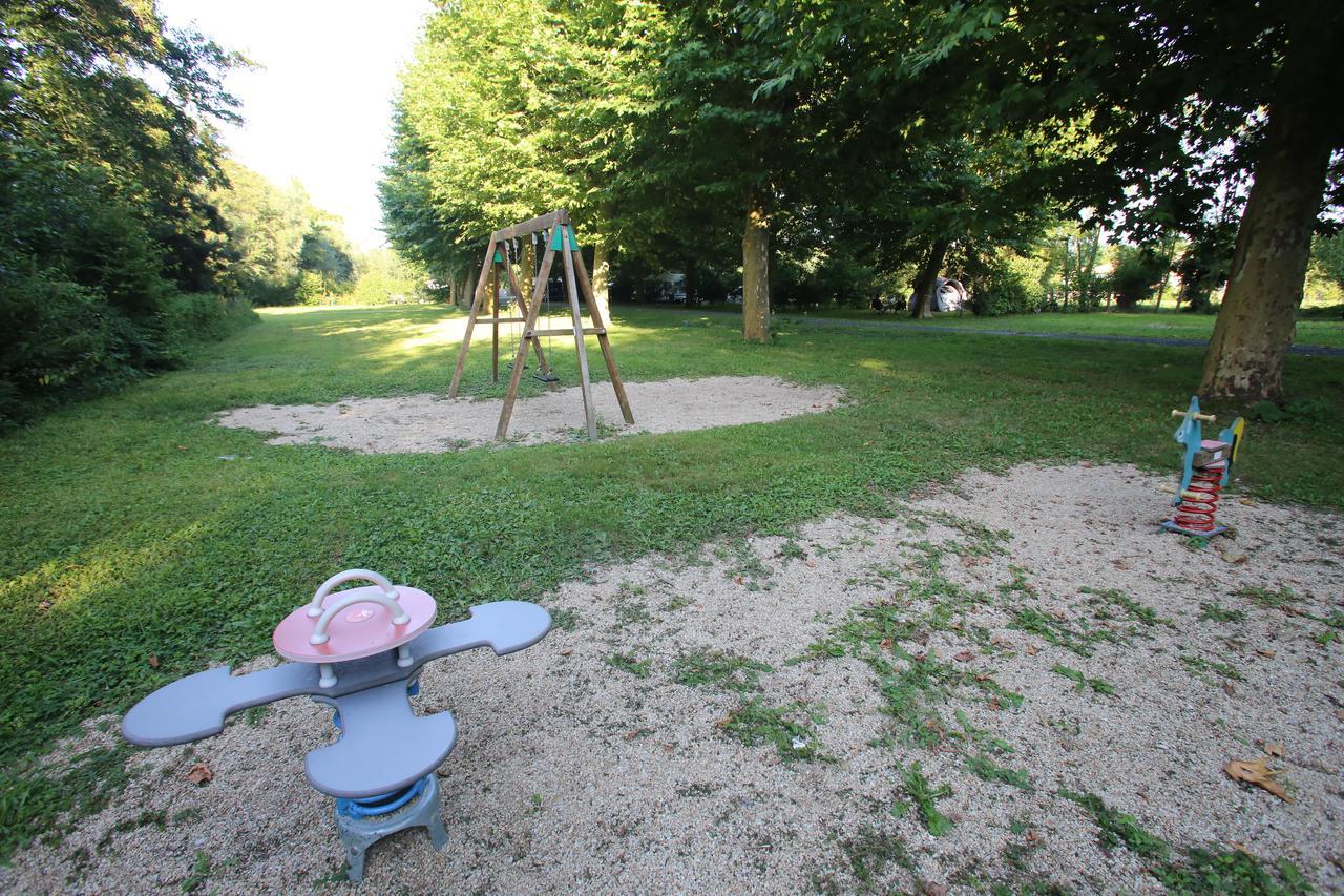 Camping L'Ilot Du Chail Sansais Exterior photo