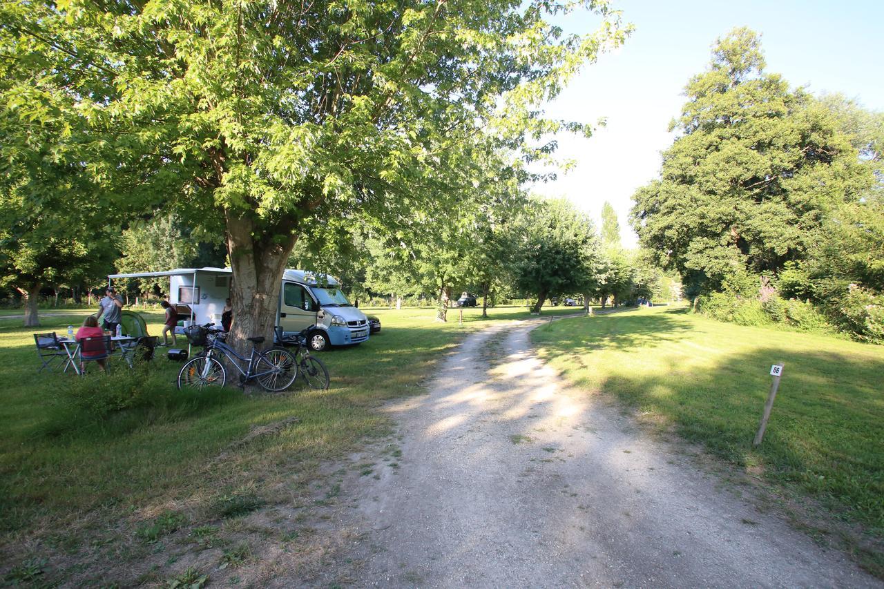 Camping L'Ilot Du Chail Sansais Exterior photo